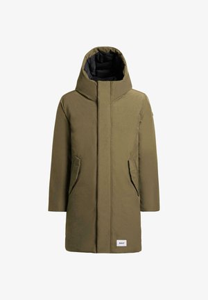 Oliwkowy płaszcz zimowy z wysokim kołnierzem i oversize'owym kapturem. Posiada dwie przednie kieszenie i fakturowany wykończenie materiału. Widoczne logo marki.
