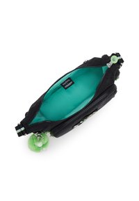 Custodia nera con zip e interno verde, dotata di un esterno texture, pompon accentati e un'etichetta con logo all'interno.