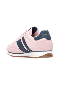 Zapatilla de ante rosa con acentos azules, mediopié blanco y suela marrón. Presenta cordones rosas y la marca "TEDDY SMITH" en el talón.