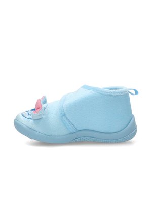 Zapatilla infantil suave de color azul claro con tira de velcro y cara de animal decorativa en la zona de los dedos, vista lateral sobre fondo blanco.