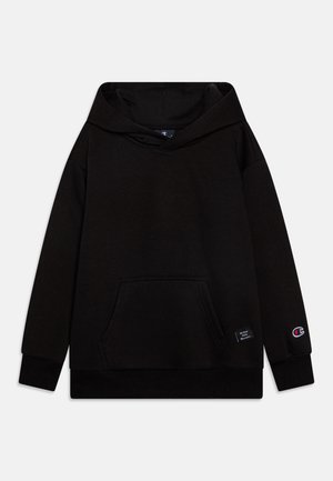 Felpa nera con cappuccio realizzata in tessuto morbido, dotata di tasca a marsupio, polsini a costine e patch con logo sulla manica. Design semplice e classico.