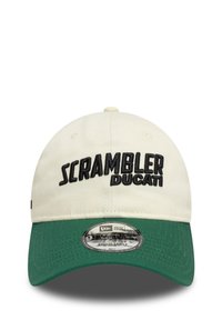 Baseball cap med en kremfarget krone og grønn brem. Har en "SCRAMBLER DUCATI" logo i svart broderi. Justerbar bakdesign.
