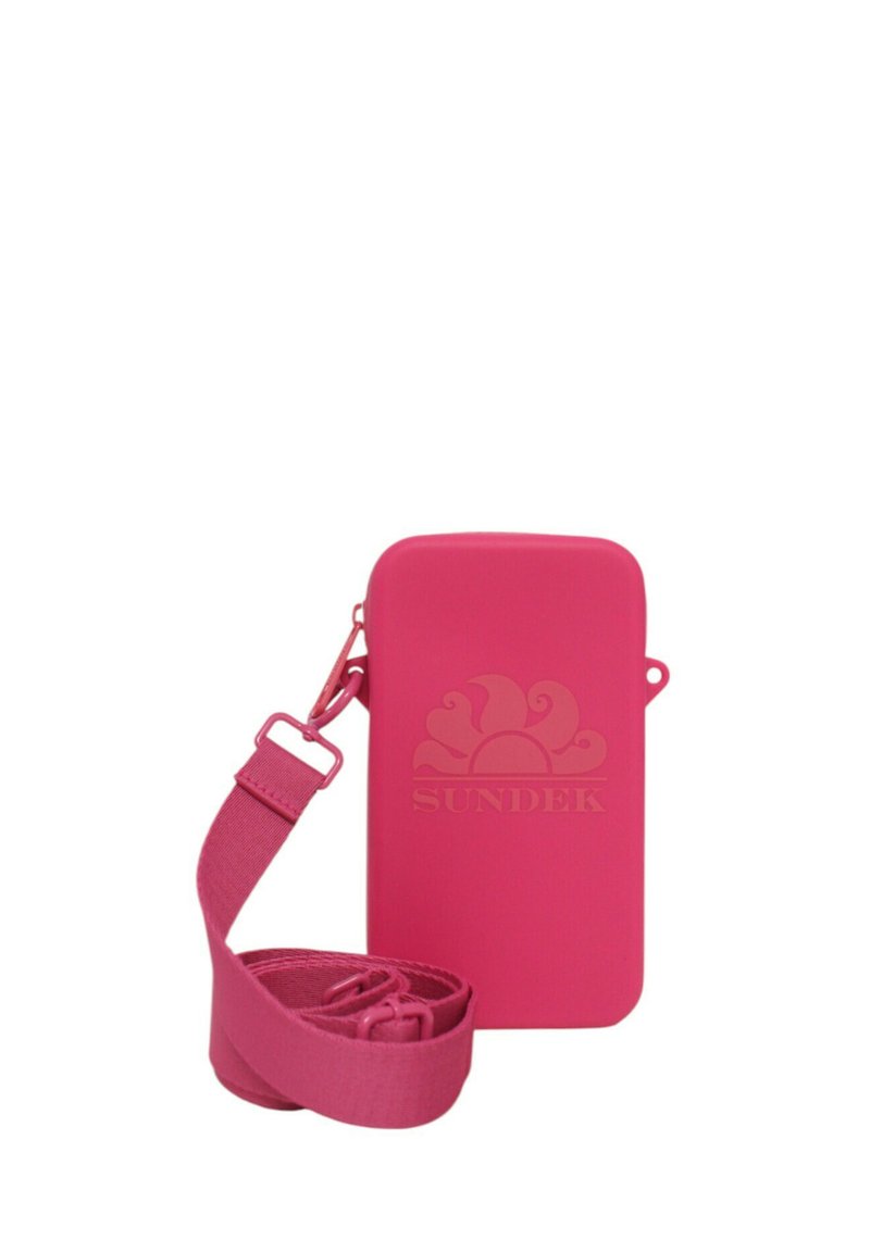 Custodia per telefono in silicone rosa con una cinghia staccabile. Presenta una forma arrotondata, logo in rilievo e texture liscia. Cinghia regolabile inclusa.