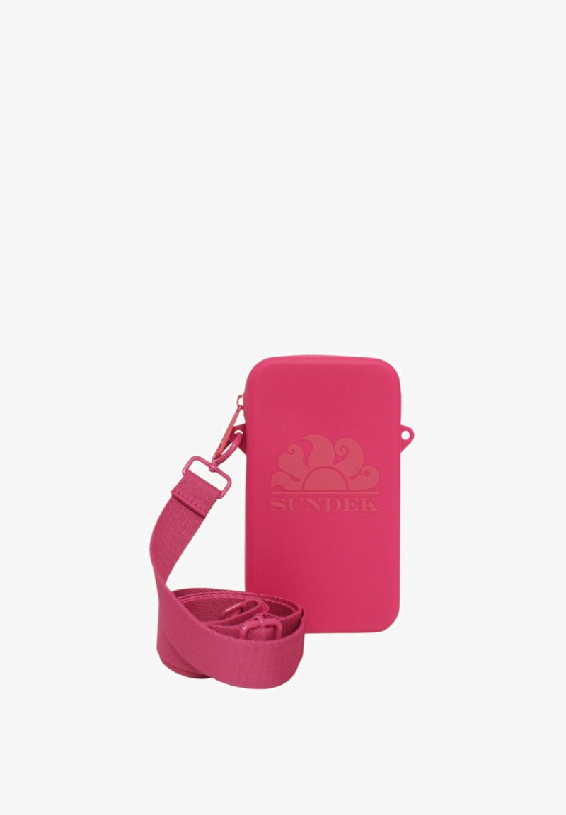 Custodia per telefono in silicone rosa con una cinghia staccabile. Presenta una forma arrotondata, logo in rilievo e texture liscia. Cinghia regolabile inclusa.