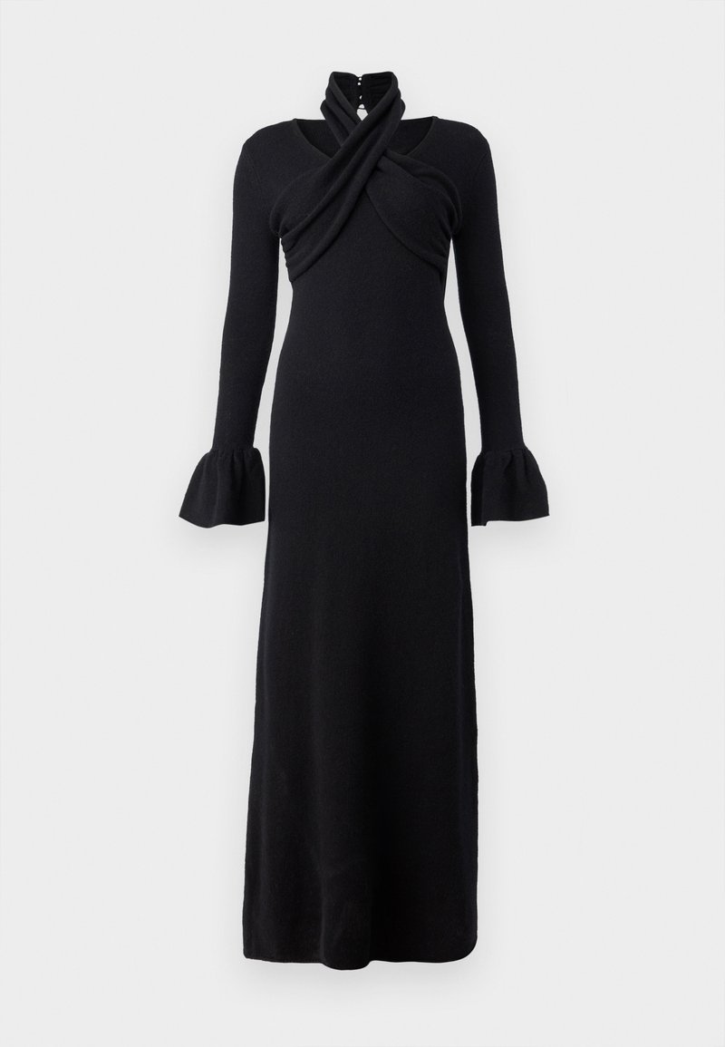 Abito lungo nero realizzato in tessuto morbido, con un corpetto avvolgente, collo alto e maniche svasate. Silhouette elegante e attillata fino al pavimento.
