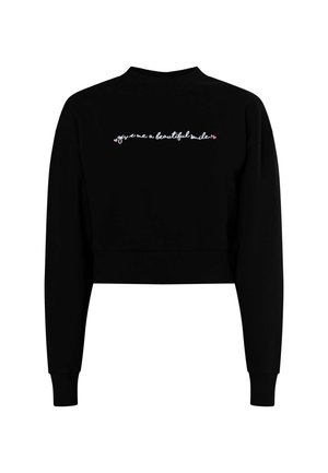 Sort cropped sweatshirt med lange ærmer, prydet med hvid og lyserød broderet tekst på fronten. Lavet af et blødt, tekstureret stof.