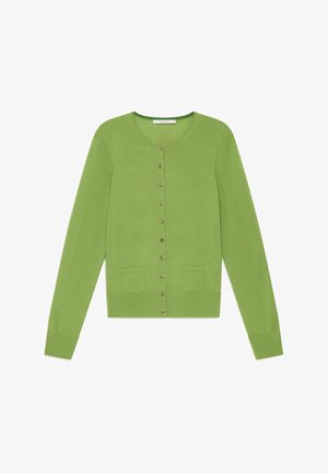 Cardigan vert en matière douce, doté d'un col rond, de manches longues, de deux poches avant et de fermetures à boutons décoratifs.