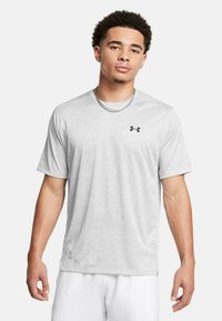 Graues, kurzärmeliges Sport-T-Shirt aus leichtem Material. Mit einem schwarzen Logo auf der linken Brust und einem klassischen Rundhalsausschnitt.