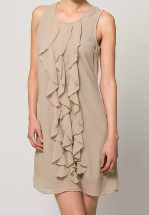 Robe sans manches beige avec un design de volants verticaux au centre, réalisée en tissu léger au toucher doux.
