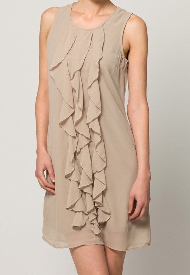 Beżowa sukienka bez rękawów z pionowym wzorem falban, wykonana z lekkiego materiału o gładkiej fakturze.