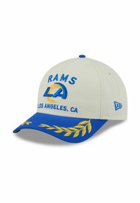 Beige Baseballcap mit blau-gelbem gesticktem "Rams"-Logo, "LA" und "Los Angeles, CA." Blauer Schirm mit goldenen Blattmusterakzenten.