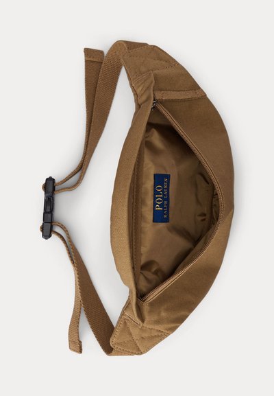 Bruine canvas heuptas met ritsvak open, met zichtbare Polo Ralph Lauren-label binnenin en verstelbare band met zwarte kunststof gesp.