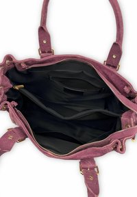 Sac à main en daim violet avec double poignée, ferrures dorées et fermeture éclair. L'intérieur comprend plusieurs compartiments et une doublure noire.