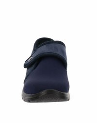 Granatowe buty wsuwane z gładkiego materiału, z miękkim, teksturowanym zamszowym wykończeniem i strapem na rzep do zapięcia. Gumowa podeszwa.