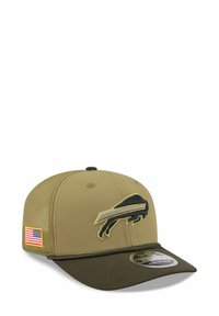 Casquette de baseball vert olive avec un dos en maille texturée, arborant un logo de buffle noir et jaune et un patch de drapeau américain sur le côté.