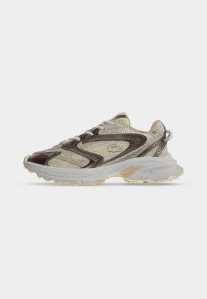 Baskets de sport beige et marron foncé avec panneaux en mesh, semelle blanche épaisse et languette au talon, montrées en profil sur fond blanc.