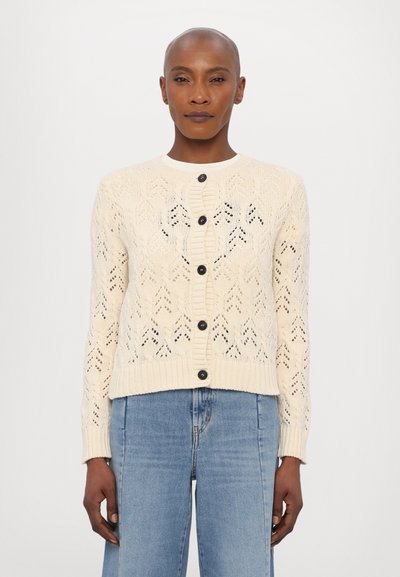 Cremfarbener Strickcardigan mit Spitzenmuster, Rundhalsausschnitt und sechs schwarzen Knöpfen auf der Vorderseite. Enganliegende Bündchen und Saum, strukturierter Stoff.