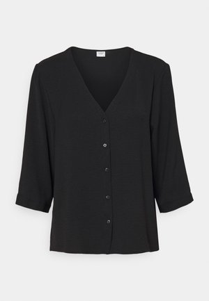 Sort V-halsbluse med trekvartlange ærmer og knaplukning foran på en ensfarvet lys baggrund.