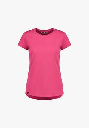 T-shirt uni rose vif à manches courtes avec col rond, légère courbe à l'ourlet et petite étiquette de marque noire près du bas à gauche.