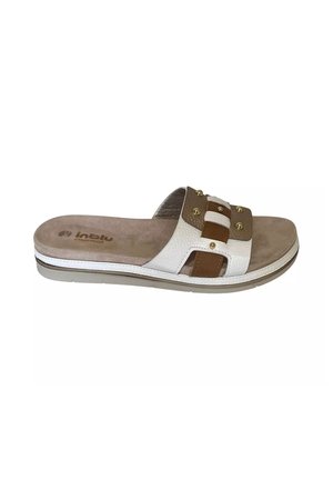 Sandalo tipo slide singolo marrone e bianco con suola imbottita e borchie dorate decorative sulla fascia superiore, mostrato su sfondo bianco puro.