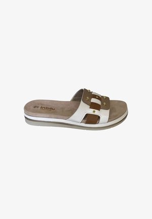 Sandalo tipo slide singolo marrone e bianco con suola imbottita e borchie dorate decorative sulla fascia superiore, mostrato su sfondo bianco puro.