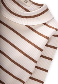 Gestreiftes Langarmoberteil in Creme mit braunen Streifen, mit rundem Ausschnitt und weichem Material. Geeignet für Kinder im Alter von 12-18 Monaten.
