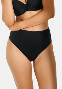 Ensemble de bikini noir comprenant un haut noué et un bas taille haute. Fabriqué à partir d'un matériau lisse et extensible avec des accents matériels minimalistes.