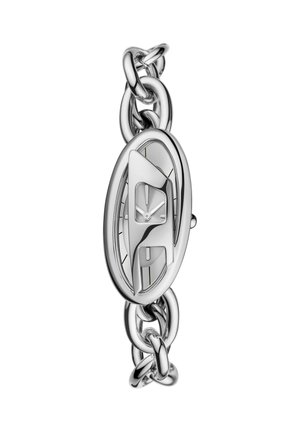 Silbernes Kettenarmband mit ovalem Uhrblatt, das ein einzigartiges Ausstanzungsdesign und kleine Stunden- und Minutenzeiger aufweist.