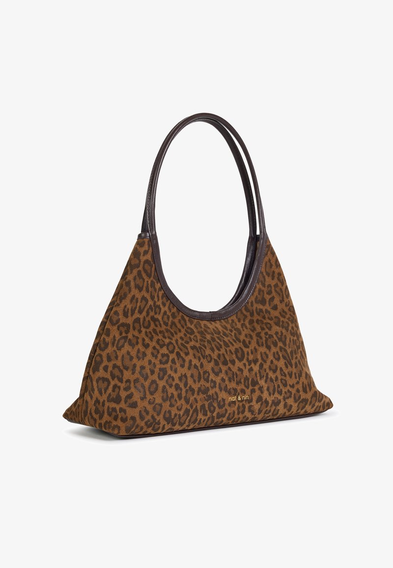 Sac à main marron à imprimé léopard avec des poignées marron foncé et un petit logo doré sur le devant, sur fond blanc.
