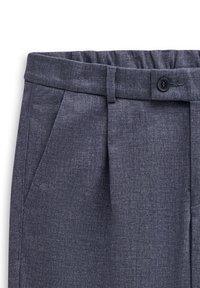 Pantalon gris foncé ajusté avec plis à l'avant, poches latérales, passants pour ceinture et fermeture par bouton noir à la taille.