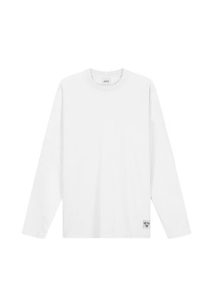 Maglietta bianca a maniche lunghe con scollo rotondo, con etichetta vicino all'orlo e targhetta del marchio all'interno del collo, su sfondo bianco uniforme.