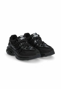 Czarne sneakersy z mieszanką teksturowanych materiałów i gładkich akcentów. Okrągły kształt z wyraźnymi sznurowadłami i logotypem na języku.