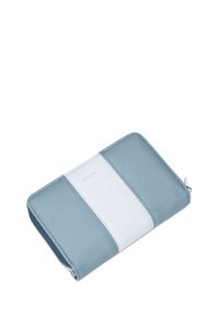 Modrá a bílá peněženka vyrobená z texturované kůže, s zipem, elegantním designem a svislým pruhovaným vzorem na přední straně.