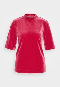 Haut rouge en velours à manches courtes avec un col haut. Il présente une texture lisse et une coupe ajustée. L'ourlet est droit et légèrement en dessous de la taille.
