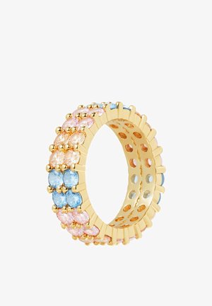 Gouden ring met afwisselende roze en blauwe edelstenen, gezet in een gestructureerde band met kleine ronde accenten en open werkdetails.