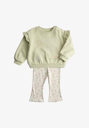 Felpa verde chiaro per bambino con ricamo a tema giardino e maniche arricciate abbinata a leggings crema con stampa floreale e orli svasati.