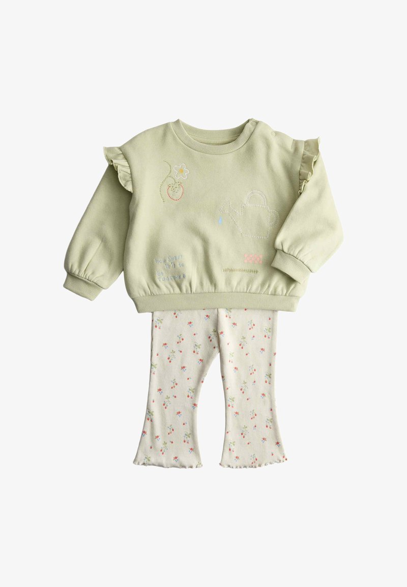 Felpa verde chiaro per bambino con ricamo a tema giardino e maniche arricciate abbinata a leggings crema con stampa floreale e orli svasati.