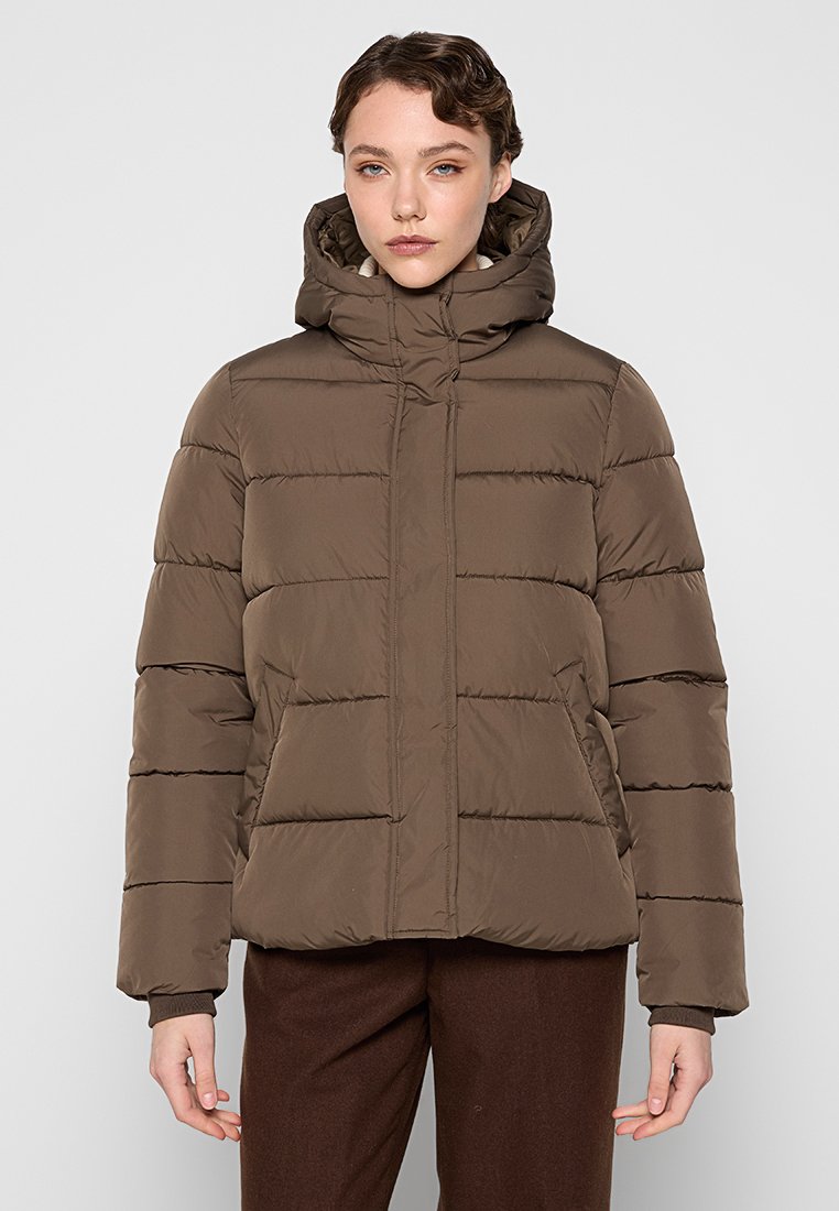 Giubbotto imbottito marrone con cappuccio, caratterizzato da cuciture orizzontali, chiusura frontale con zip e tasche laterali. Materiale testurizzato e isolante.