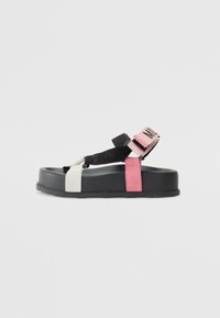 Sandale s platformom - bianco/nero/rosa