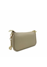 Clutch in pelle beige chiaro con superficie strutturata, hardware dorato e tracolla a catena, dotato di chiusura a zip nella parte superiore.