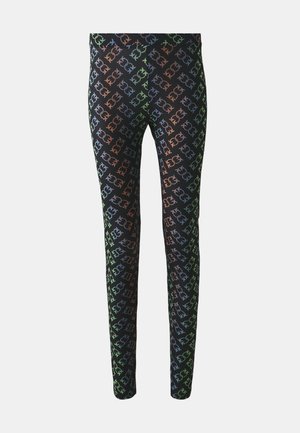 Crne helanke s ponavljajućim uzorkom šarenih logotipa u zelenoj, narančastoj i plavoj boji na glatkom, rastezljivom materijalu.