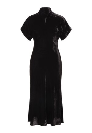 Vestido negro de terciopelo con cuello falso, mangas cortas abullonadas y una silueta larga y fluida. Textura suave y diseño elegante.