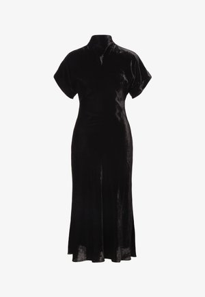 Robe en velours noir avec un col montant, des manches courtes bouffantes et une silhouette longue et fluide. Texture lisse et design élégant.