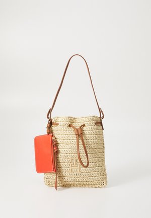 Beżowa pleciona torba typu bucket z brązowymi skórzanymi paskami i dołączoną pomarańczową saszetką z zamkiem na tle jednolitego tła.