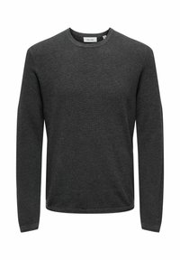Donkergrijze langemouwen crewneck trui; gestructureerde stof met een subtiel patroon; ontspannen pasvorm; geen zichtbare hardware of accenten.