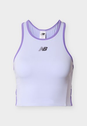 Witte en lavendelkleurige New Balance cropped tanktop met hoge halslijn en mouwloos ontwerp op een effen achtergrond.