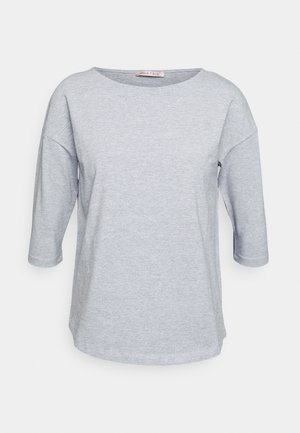 T-shirt gris clair à manches courtes, col rond, coupe décontractée avec épaules légèrement tombantes, sur un fond blanc.