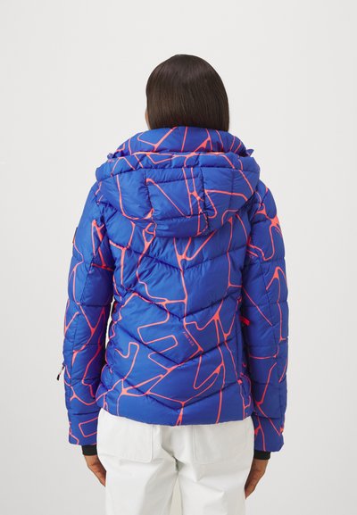 Blauer Pufferjacke mit Kapuze, die ein geometrisches Muster aus rosa Linien aufweist, gesteppte Textur und elastische Bündchen hat.