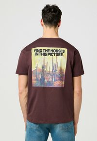 Wrangler VINTAGE TEE - Printtipaita - mahogany