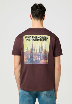 Wrangler VINTAGE TEE - T-shirt print - mahogany